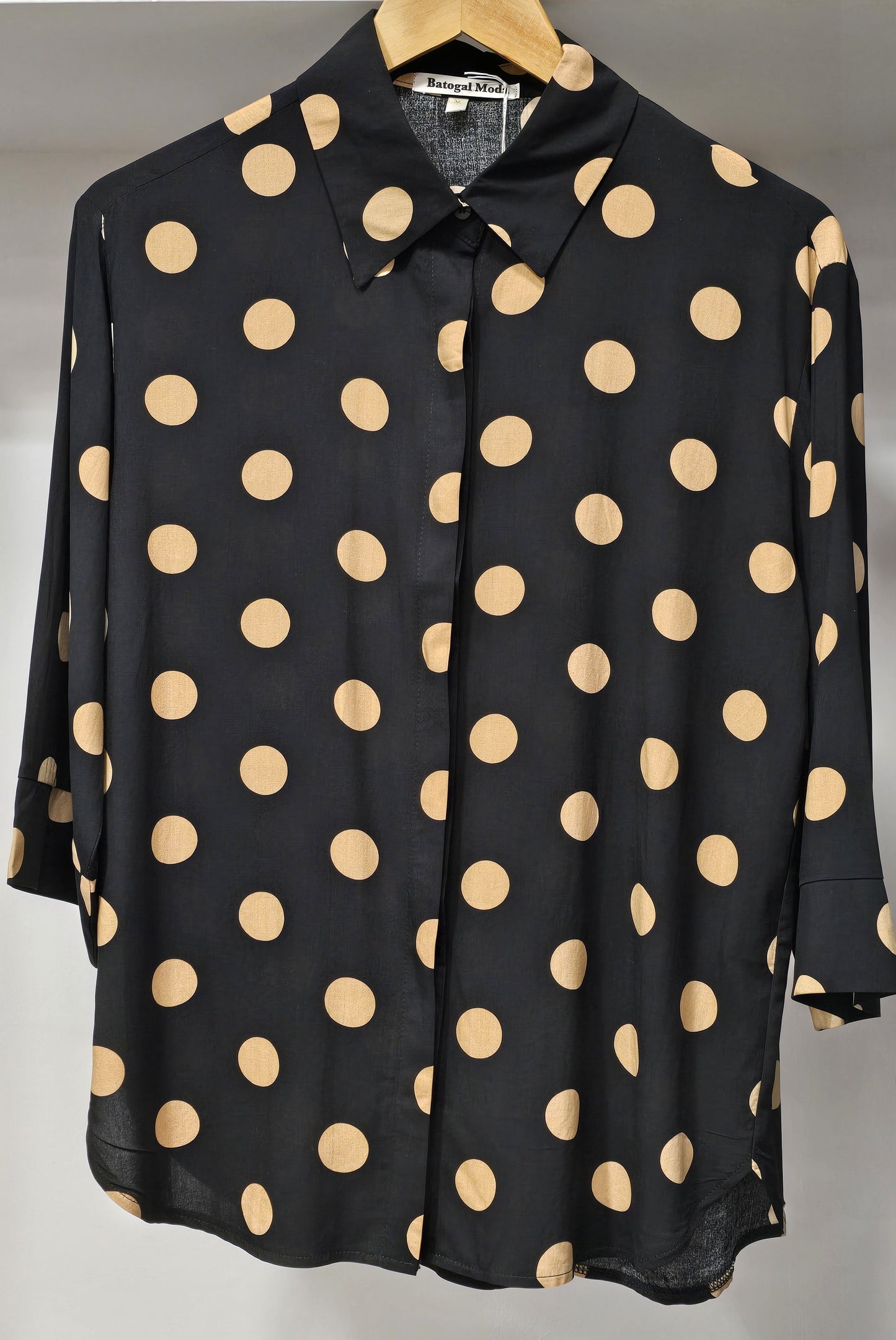 Camisa estampada de lunares manga larga tono negro beige