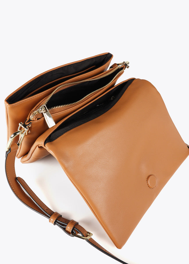 Bandolera Lola Casademunt efecto piel con tres compartimentos y solapa