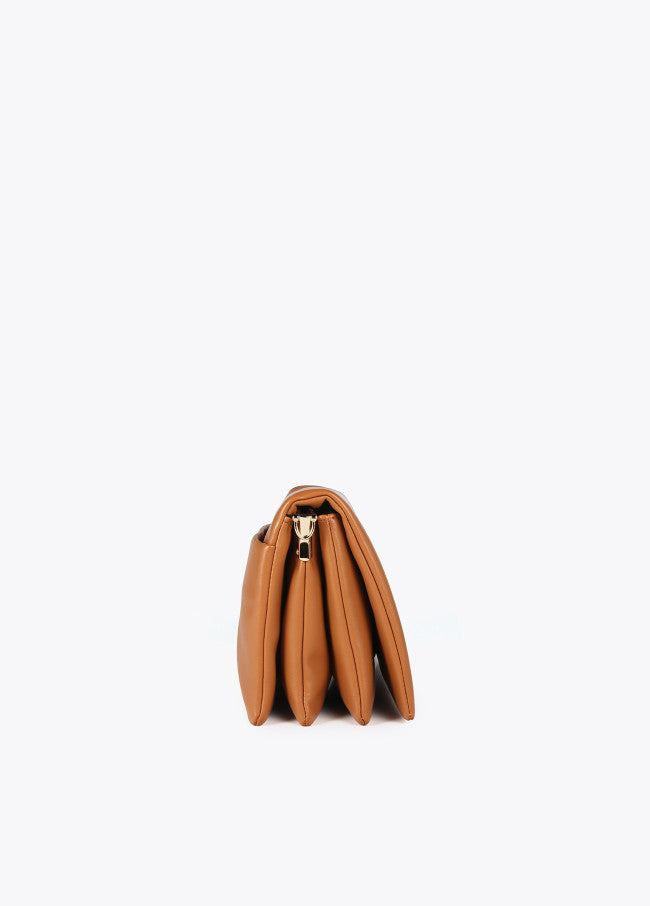 Bandolera Lola Casademunt efecto piel con tres compartimentos y solapa