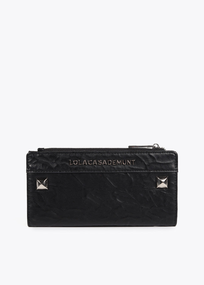 Billetera Lola Casademunt efecto de piel arrugada con tachas XL