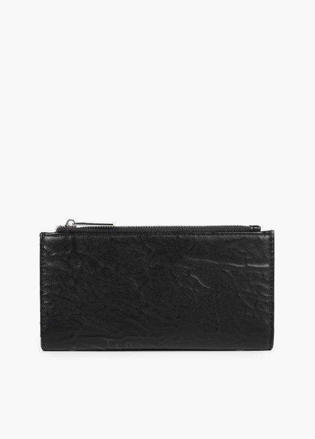 Billetera Lola Casademunt efecto de piel arrugada con tachas XL