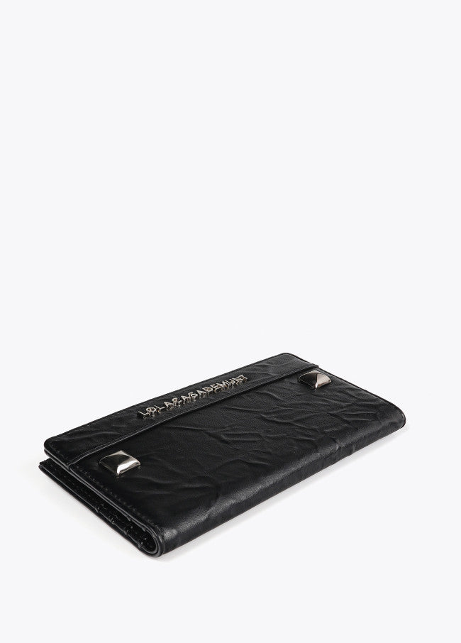 Billetera Lola Casademunt efecto de piel arrugada con tachas XL
