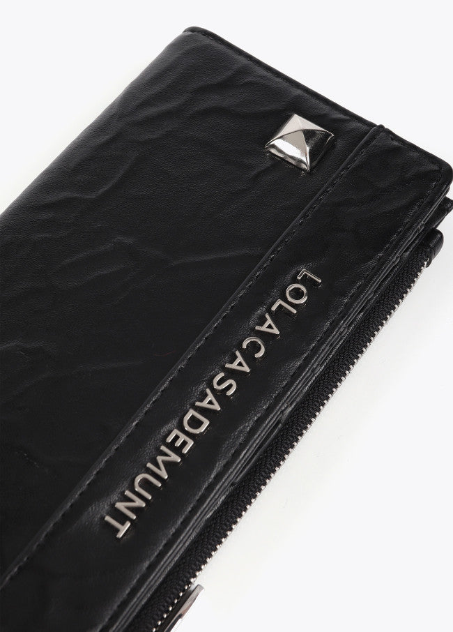Billetera Lola Casademunt efecto de piel arrugada con tachas XL