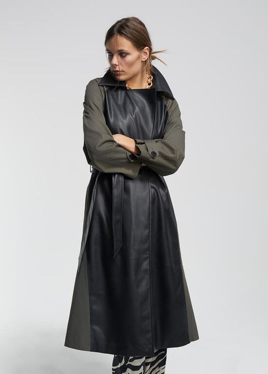 Gabardina Lola Casademunt combinada con efecto piel