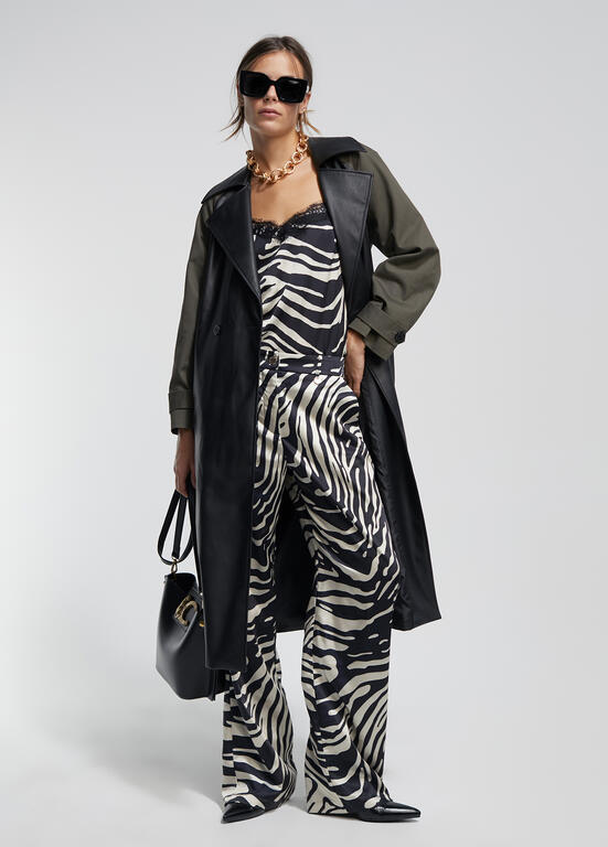 Gabardina Lola Casademunt combinada con efecto piel