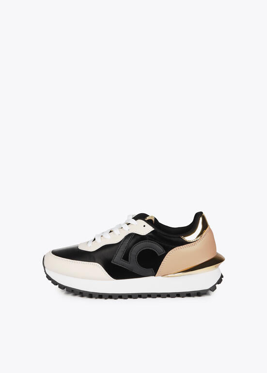 Deportivas Lola Casademunt detalles dorado negro espejo metal