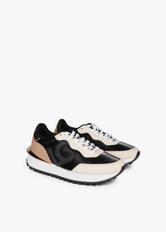 Deportivas Lola Casademunt detalles dorado negro espejo metal