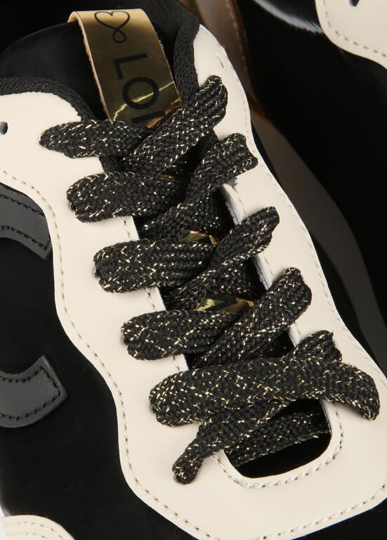 Deportivas Lola Casademunt detalles dorado negro espejo metal