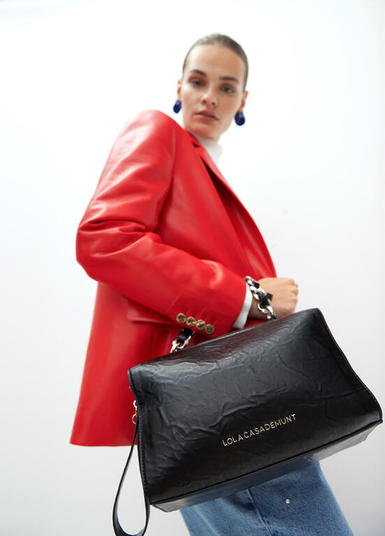 Bolso Lola Casademunt efecto piel arrugada con detalles metálicos y tachas XL