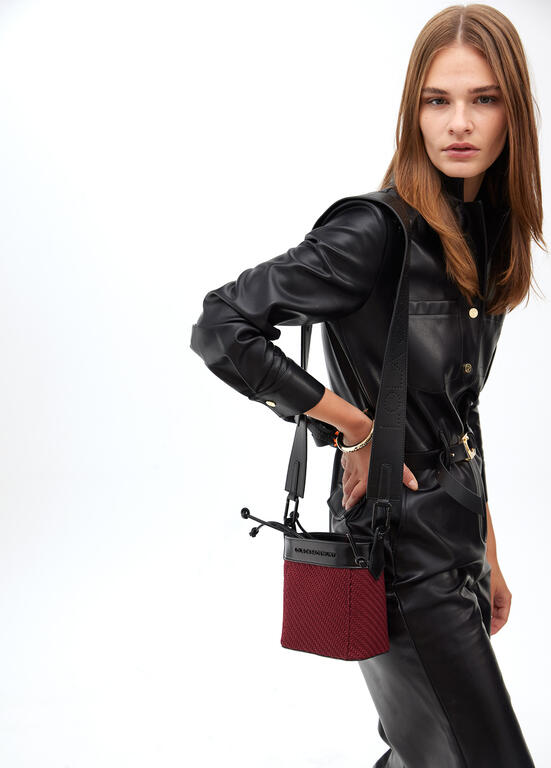Bolso bandolera Lola Casademunt hobo combinado tejido y efecto piel Burdeos