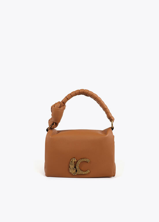 Bandolera Lola Casademunt con solapa y nudo en asa. Logo LC leopardo camel