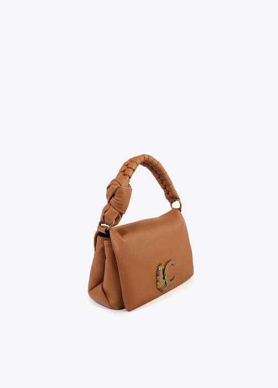Bandolera Lola Casademunt con solapa y nudo en asa. Logo LC leopardo camel
