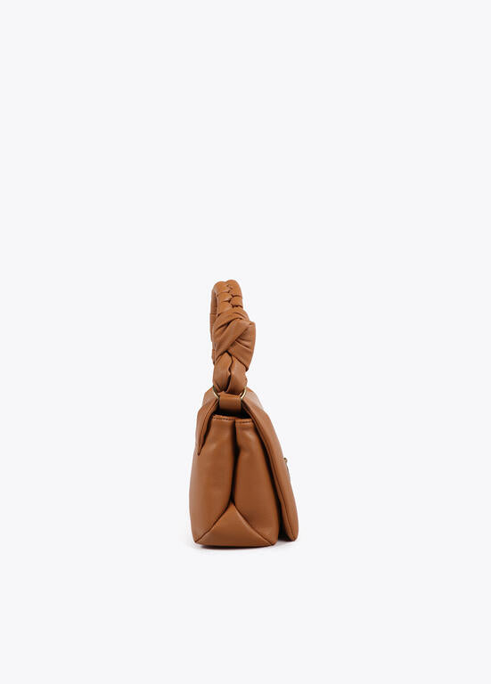 Bandolera Lola Casademunt con solapa y nudo en asa. Logo LC leopardo camel