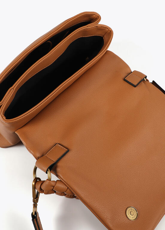 Bandolera Lola Casademunt con solapa y nudo en asa. Logo LC leopardo camel