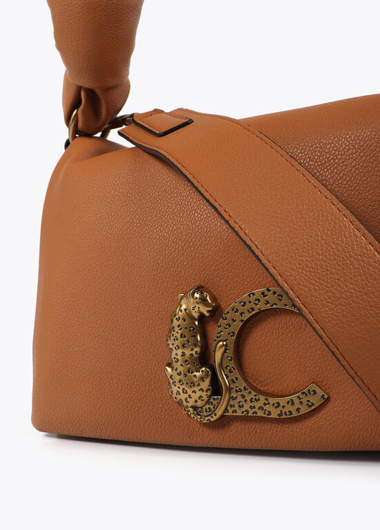 Bandolera Lola Casademunt con solapa y nudo en asa. Logo LC leopardo camel