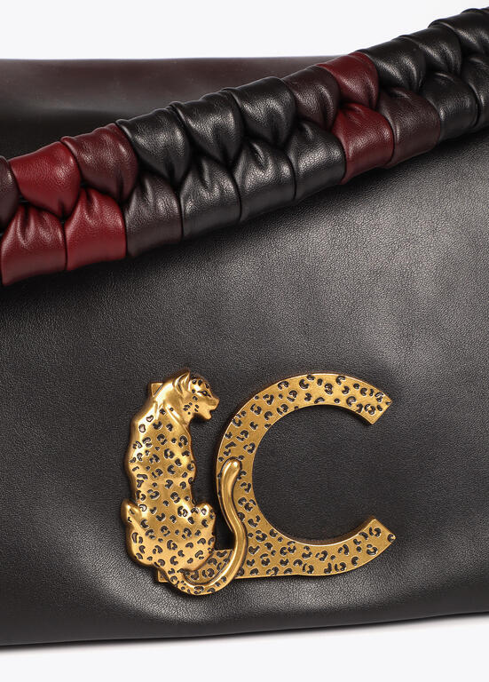 Bandolera Lola Casademunt con solapa y nudo en asa. Logo LC leopardo negro-rojo