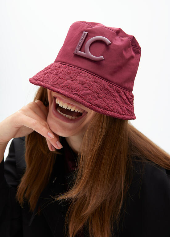 Sombrero Lola Casademunt tipo bucket logomanía Burdeos