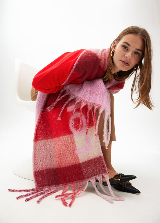 Bufanda Lola Casademunt cuadros logo grande Rojo-Crudo
