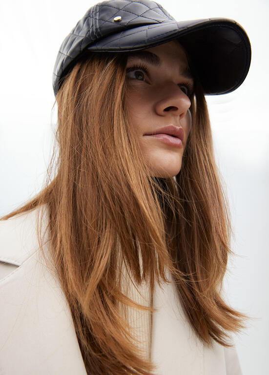 Gorra Lola Casademunt efecto piel negro