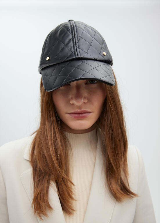 Gorra Lola Casademunt efecto piel negro