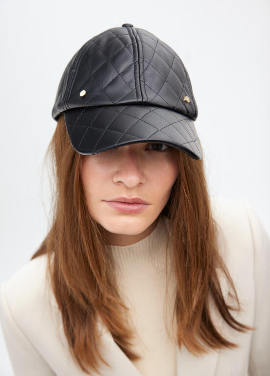 Gorra Lola Casademunt efecto piel negro