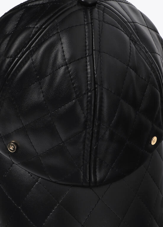 Gorra Lola Casademunt efecto piel negro