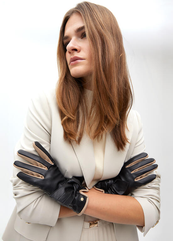 Guante Lola Casademunt efecto piel con lazo Negro-Crudo