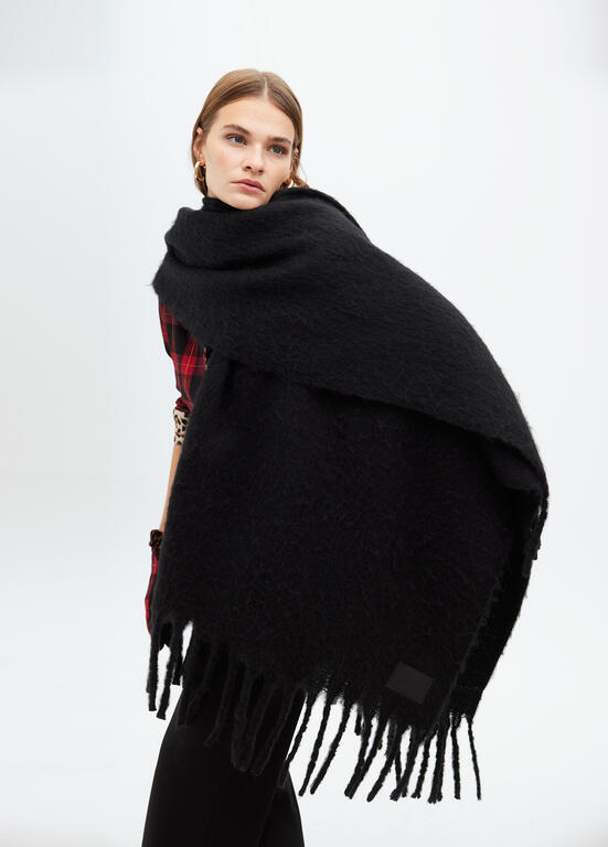 Capa Lola Casademunt con detalle de flecos NEGRO