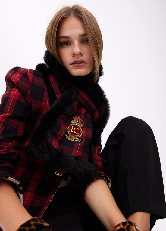 Bufanda Lola Casademunt doble cara tartan y efecto pelo ROJO-NEGRO