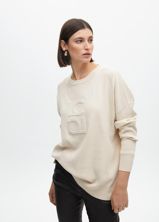 Jersey Lola Casademunt detalle logo en pechera CRUDO