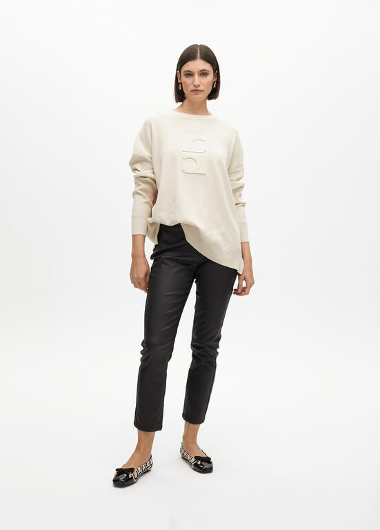 Jersey Lola Casademunt detalle logo en pechera CRUDO