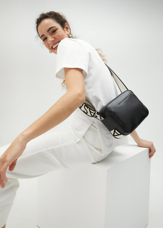 Bandolera Lola Casademunt negro efecto piel y con asas logotipadas