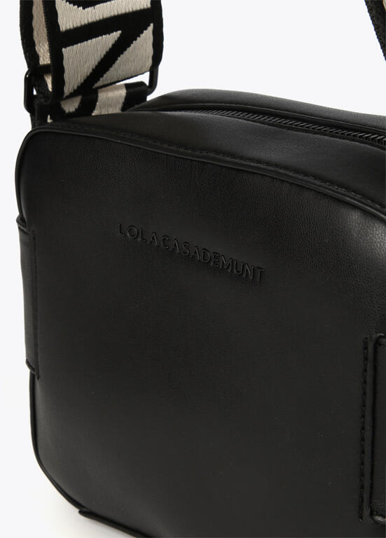 Bandolera Lola Casademunt negro efecto piel y con asas logotipadas