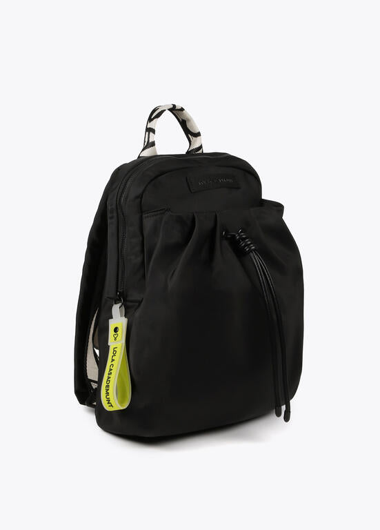Mochila Lola Casademunt negra de nylon con detalles en efecto piel y tiradores flúor