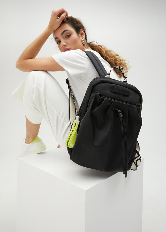 Mochila Lola Casademunt negra de nylon con detalles en efecto piel y tiradores flúor
