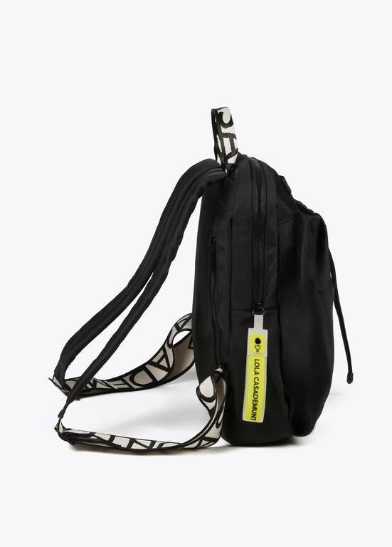 Mochila Lola Casademunt negra de nylon con detalles en efecto piel y tiradores flúor