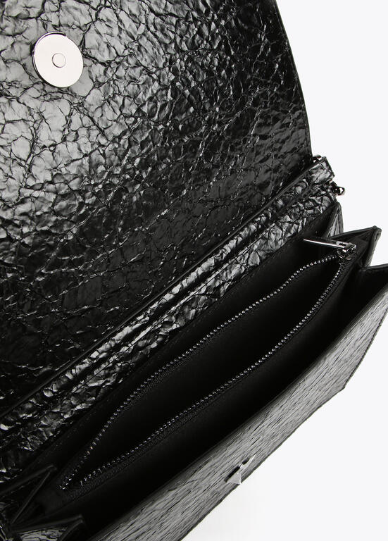 Bandolera Lola Casademunt con solapa efecto piel brillante con logo en relieve Negro