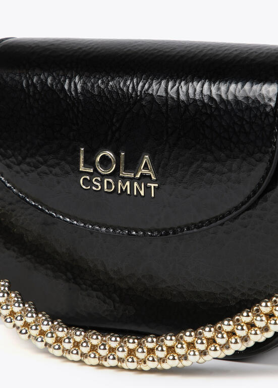 Bandolera Lola Casademunt efecto piel metalizada negra con asa metálica