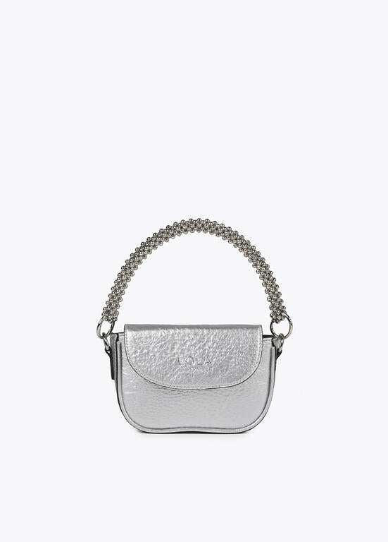 Bandolera Lola Casademunt efecto piel metalizada con asa metálica decorativa plateado