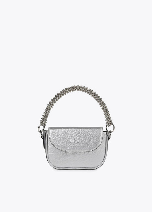 Bandolera Lola Casademunt efecto piel metalizada con asa metálica decorativa plateado