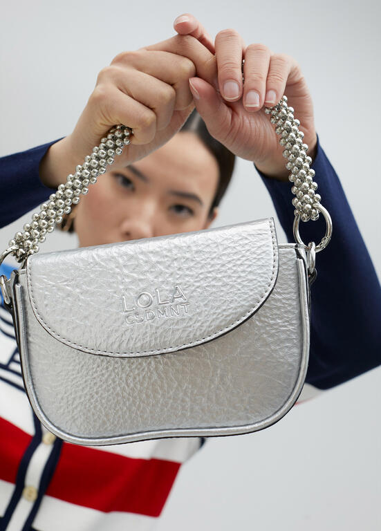 Bandolera Lola Casademunt efecto piel metalizada con asa metálica decorativa plateado