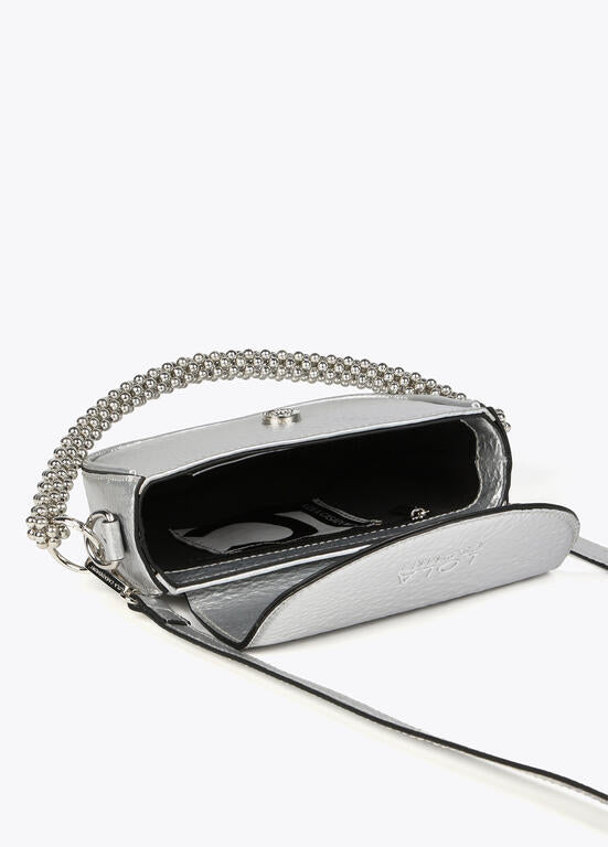Bandolera Lola Casademunt efecto piel metalizada con asa metálica decorativa plateado