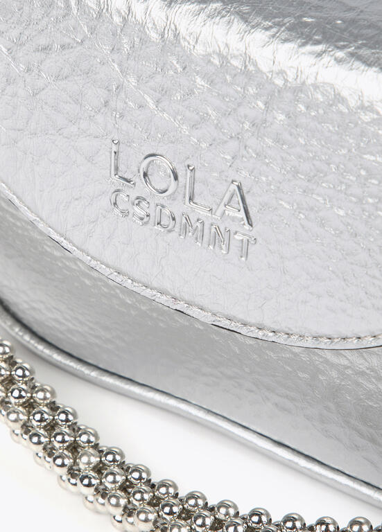 Bandolera Lola Casademunt efecto piel metalizada con asa metálica decorativa plateado