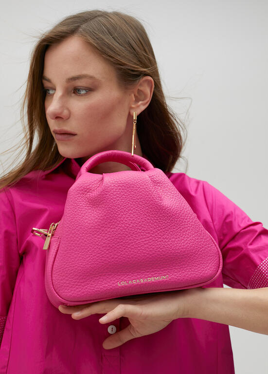 Bolso Lola Casademunt asas trenzadas efecto piel granulada fucsia