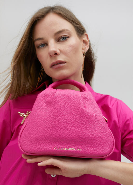 Bolso Lola Casademunt asas trenzadas efecto piel granulada fucsia