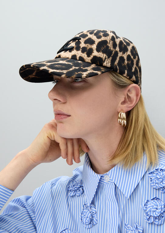 Gorra Lola Casademunt en leopardo con detalle lentejuelas