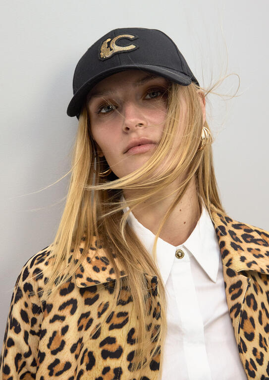 Gorra Lola Casademunt con detalle leopardo
