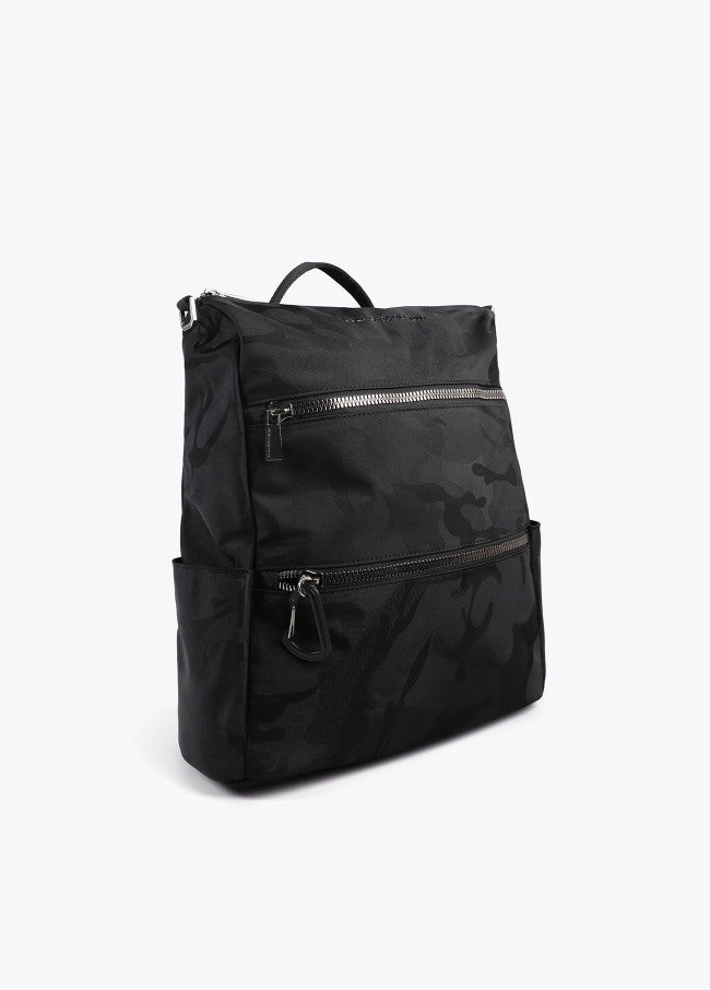 Mochila Lola Casademunt negra de nylon jaquard camuflaje al tono.