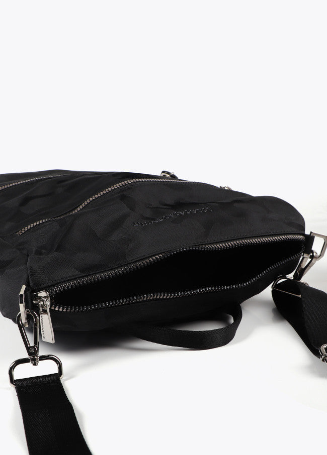 Mochila Lola Casademunt negra de nylon jaquard camuflaje al tono.