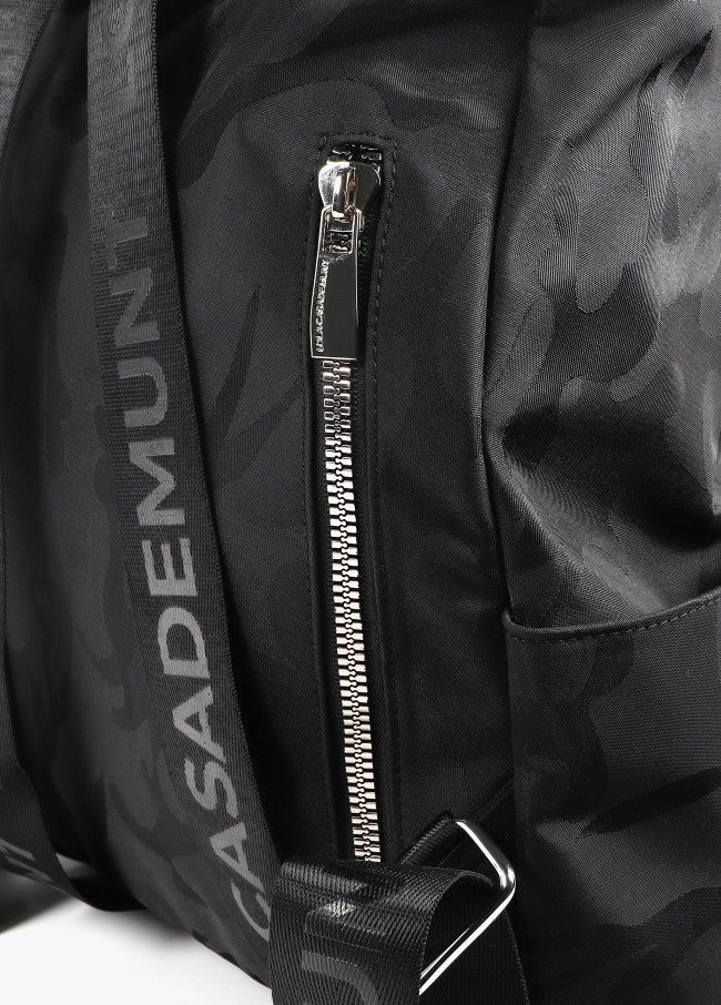 Mochila Lola Casademunt negra de nylon jaquard camuflaje al tono.